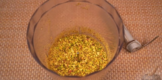 Фото приготовления рецепта: Миндальные конфеты с фундуком и фисташками - шаг №3