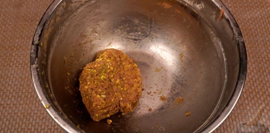 Фото приготовления рецепта: Миндальные конфеты с фундуком и фисташками - шаг №9