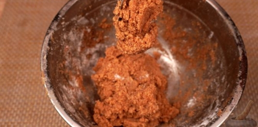 Фото приготовления рецепта: Миндальные конфеты с фундуком и фисташками - шаг №7