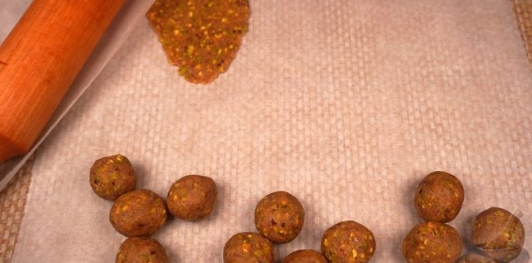 Фото приготовления рецепта: Миндальные конфеты с фундуком и фисташками - шаг №15