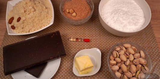 Фото приготовления рецепта: Миндальные конфеты с фундуком и фисташками - шаг №1