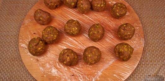 Фото приготовления рецепта: Миндальные конфеты с фундуком и фисташками - шаг №17