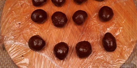 Фото приготовления рецепта: Миндальные конфеты с фундуком и фисташками - шаг №14