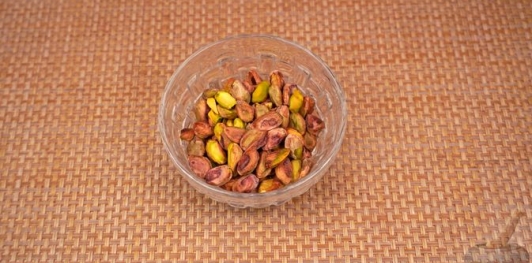 Фото приготовления рецепта: Миндальные конфеты с фундуком и фисташками - шаг №2