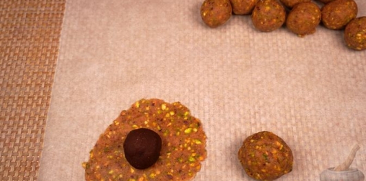 Фото приготовления рецепта: Миндальные конфеты с фундуком и фисташками - шаг №16