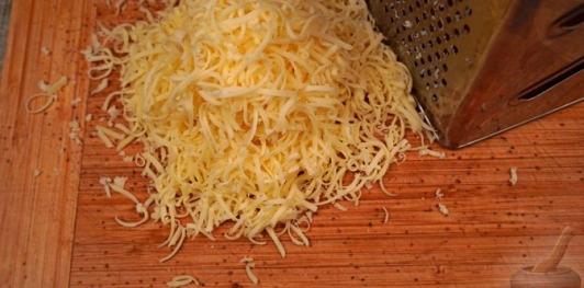 Фото приготовления рецепта: Мясной рулет с вялеными томатами, сыром и яйцами - шаг №11