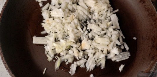 Фото приготовления рецепта: Мясной рулет с вялеными томатами, сыром и яйцами - шаг №4