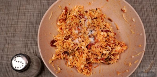 Фото приготовления рецепта: Мясной рулет с вялеными томатами, сыром и яйцами - шаг №14