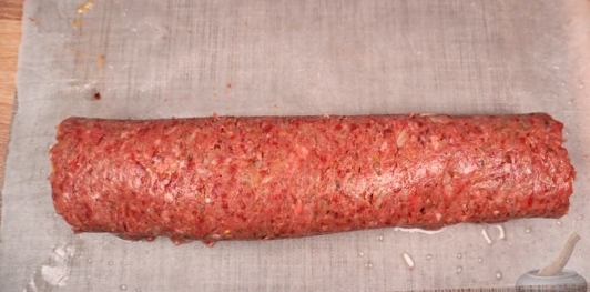 Фото приготовления рецепта: Мясной рулет с вялеными томатами, сыром и яйцами - шаг №19