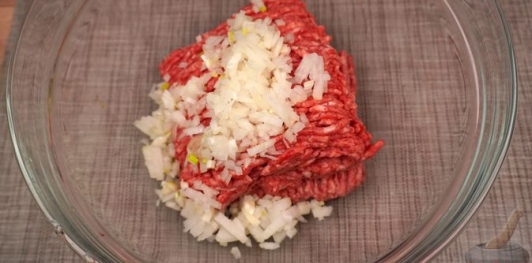 Фото приготовления рецепта: Мясной рулет с вялеными томатами, сыром и яйцами - шаг №6