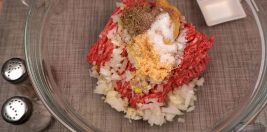 Фото приготовления рецепта: Мясной рулет с вялеными томатами, сыром и яйцами - шаг №8