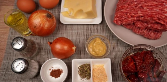 Фото приготовления рецепта: Мясной рулет с вялеными томатами, сыром и яйцами - шаг №1