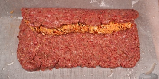 Фото приготовления рецепта: Мясной рулет с вялеными томатами, сыром и яйцами - шаг №18