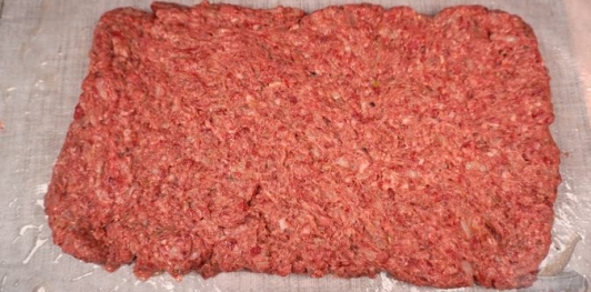 Фото приготовления рецепта: Мясной рулет с вялеными томатами, сыром и яйцами - шаг №16