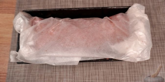 Фото приготовления рецепта: Мясной рулет с вялеными томатами, сыром и яйцами - шаг №21