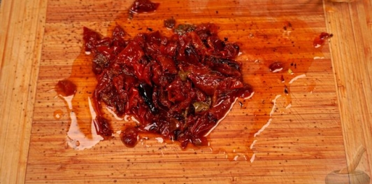 Фото приготовления рецепта: Мясной рулет с вялеными томатами, сыром и яйцами - шаг №10