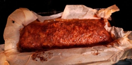 Фото приготовления рецепта: Мясной рулет с вялеными томатами, сыром и яйцами - шаг №22