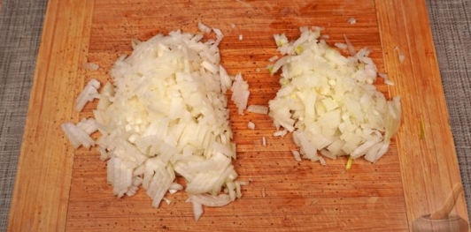 Фото приготовления рецепта: Мясной рулет с вялеными томатами, сыром и яйцами - шаг №3