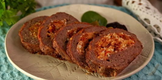 Фото приготовления рецепта: Мясной рулет с вялеными томатами, сыром и яйцами - шаг №24