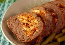 Мясной рулет с вялеными томатами, сыром и яйцами