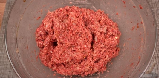 Фото приготовления рецепта: Мясной рулет с вялеными томатами, сыром и яйцами - шаг №9