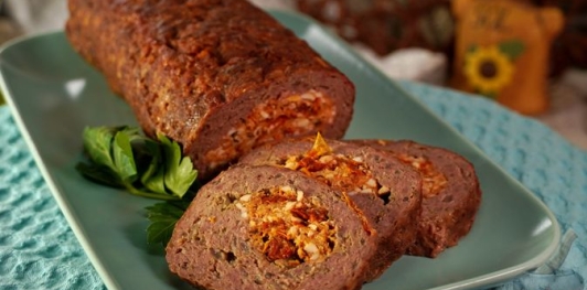 Фото приготовления рецепта: Мясной рулет с вялеными томатами, сыром и яйцами - шаг №23