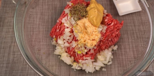 Фото приготовления рецепта: Мясной рулет с вялеными томатами, сыром и яйцами - шаг №7