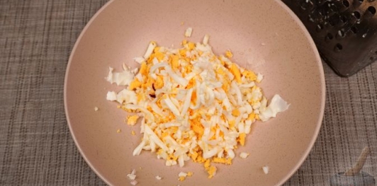 Фото приготовления рецепта: Мясной рулет с вялеными томатами, сыром и яйцами - шаг №12