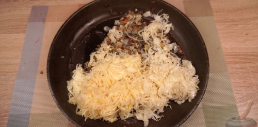 Фото приготовления рецепта: Мясные рулетики с квашеной капустой - шаг №4