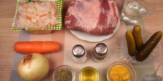 Фото приготовления рецепта: Мясные рулетики с квашеной капустой - шаг №1