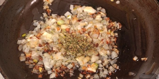 Фото приготовления рецепта: Мясные рулетики с квашеной капустой - шаг №3