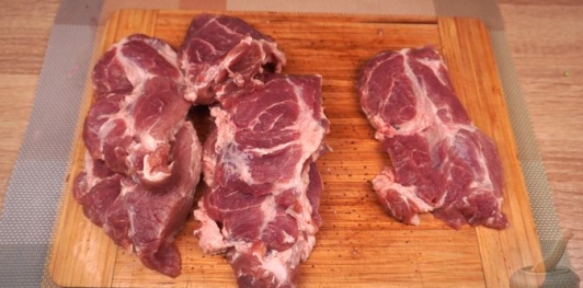 Фото приготовления рецепта: Мясные рулетики с квашеной капустой - шаг №5