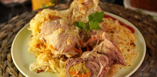 Фото приготовления рецепта: Мясные рулетики с квашеной капустой - шаг №15