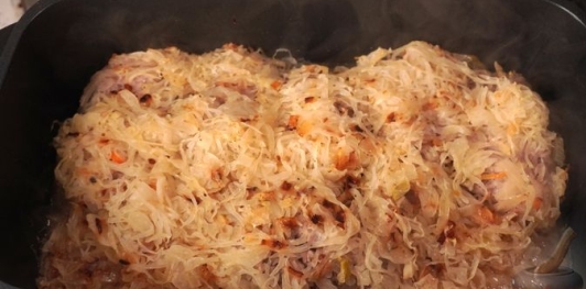 Фото приготовления рецепта: Мясные рулетики с квашеной капустой - шаг №13