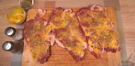 Фото приготовления рецепта: Мясные рулетики с квашеной капустой - шаг №7