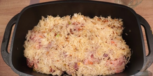 Фото приготовления рецепта: Мясные рулетики с квашеной капустой - шаг №12