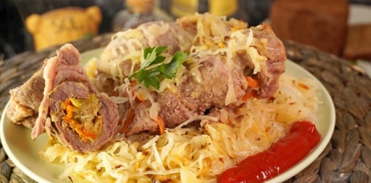 Фото приготовления рецепта: Мясные рулетики с квашеной капустой - шаг №14