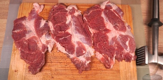 Фото приготовления рецепта: Мясные рулетики с квашеной капустой - шаг №6