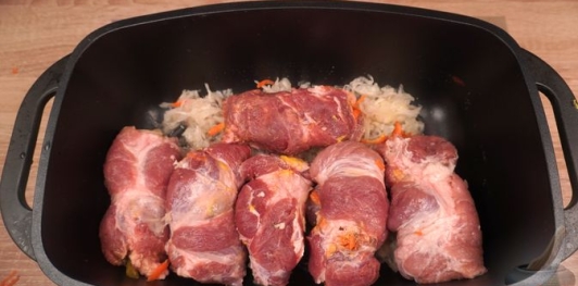 Фото приготовления рецепта: Мясные рулетики с квашеной капустой - шаг №11