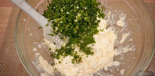 Фото приготовления рецепта: Молдавские вертуты с творогом и зеленью - шаг №9