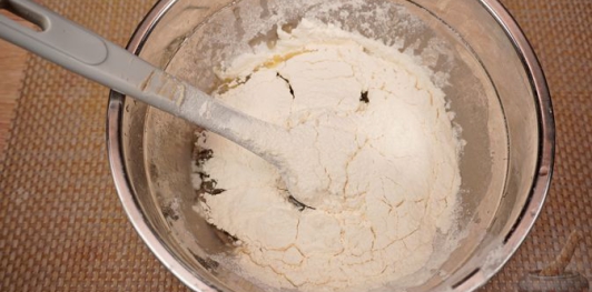 Фото приготовления рецепта: Молдавские вертуты с творогом и зеленью - шаг №3