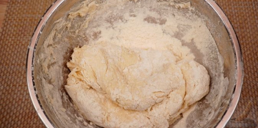 Фото приготовления рецепта: Молдавские вертуты с творогом и зеленью - шаг №4