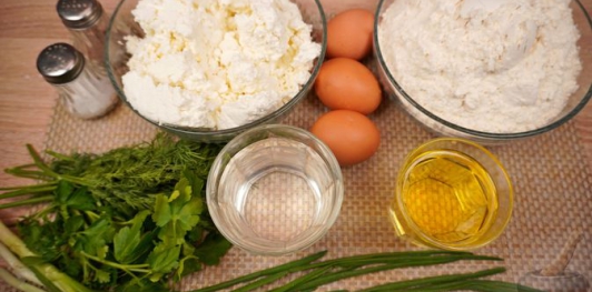 Фото приготовления рецепта: Молдавские вертуты с творогом и зеленью - шаг №1