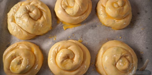 Фото приготовления рецепта: Молдавские вертуты с творогом и зеленью - шаг №20