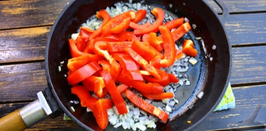 Фото приготовления рецепта: Молодой картофель с кабачками и сладким перцем (на сковороде) - шаг №7