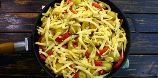 Фото приготовления рецепта: Молодой картофель с кабачками и сладким перцем (на сковороде) - шаг №18