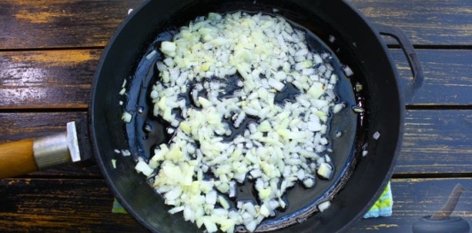 Фото приготовления рецепта: Молодой картофель с кабачками и сладким перцем (на сковороде) - шаг №5