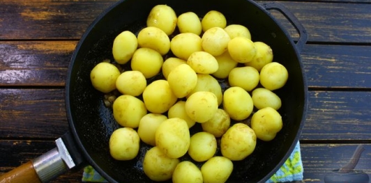 Фото приготовления рецепта: Молодой картофель с кабачками и сладким перцем (на сковороде) - шаг №15