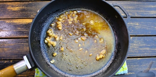 Фото приготовления рецепта: Молодой картофель с кабачками и сладким перцем (на сковороде) - шаг №14