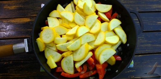Фото приготовления рецепта: Молодой картофель с кабачками и сладким перцем (на сковороде) - шаг №9